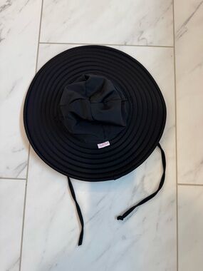Ruffle Butts Black Wide-Brim Sun Swim Hat with Chin Ties - 6-12 months